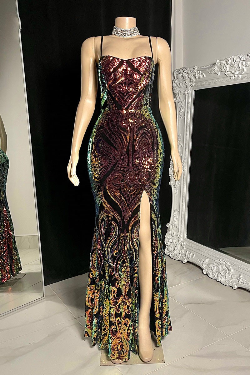 Vestido de fiesta de diseño con escote sirena largo y tirantes finos con abertura frontal