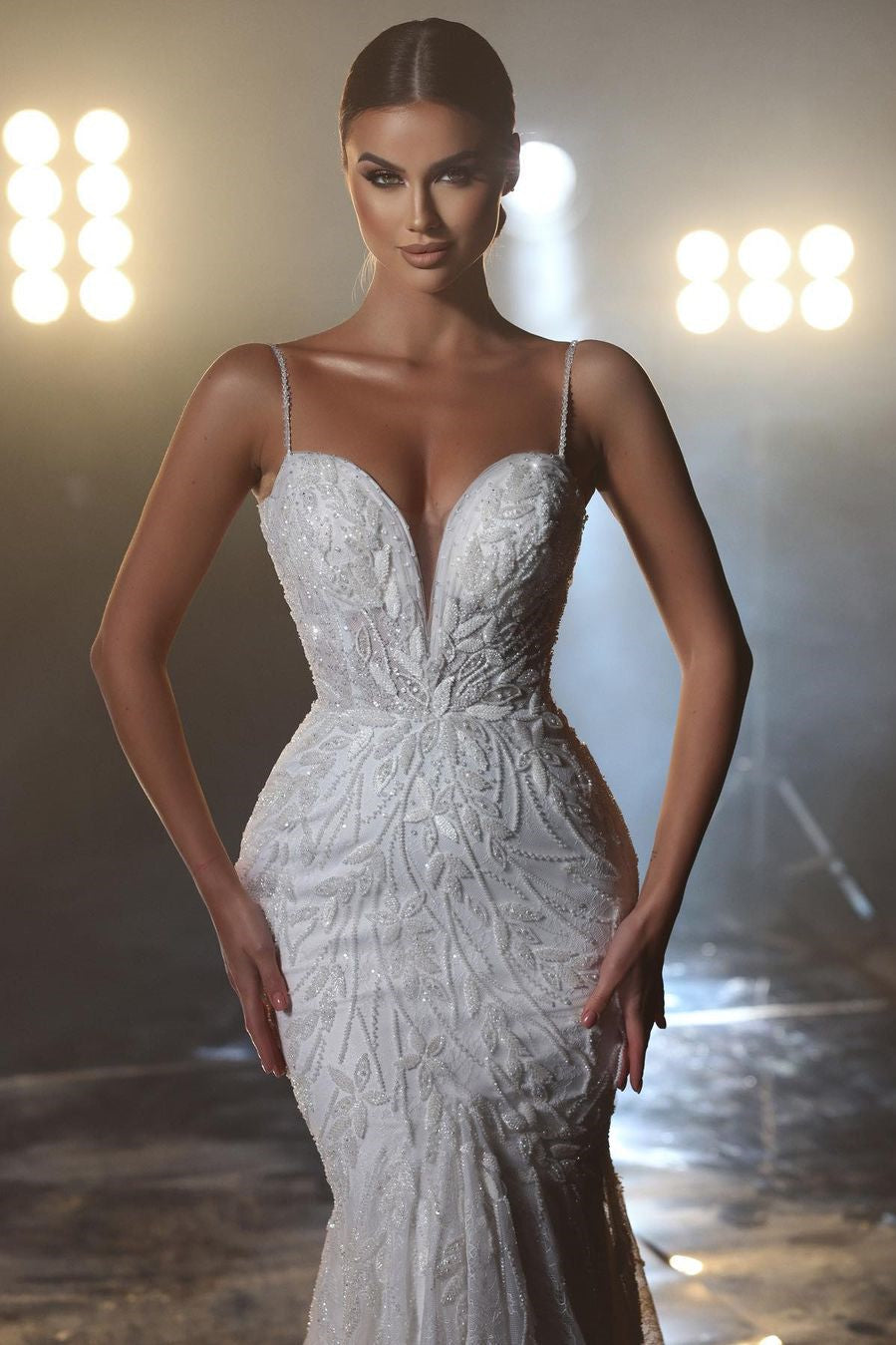 Vestido de novia de diseño con escote en V, tirantes finos y corte sirena con encaje