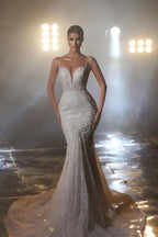 Vestido de novia de diseño con escote en V, tirantes finos y corte sirena con encaje