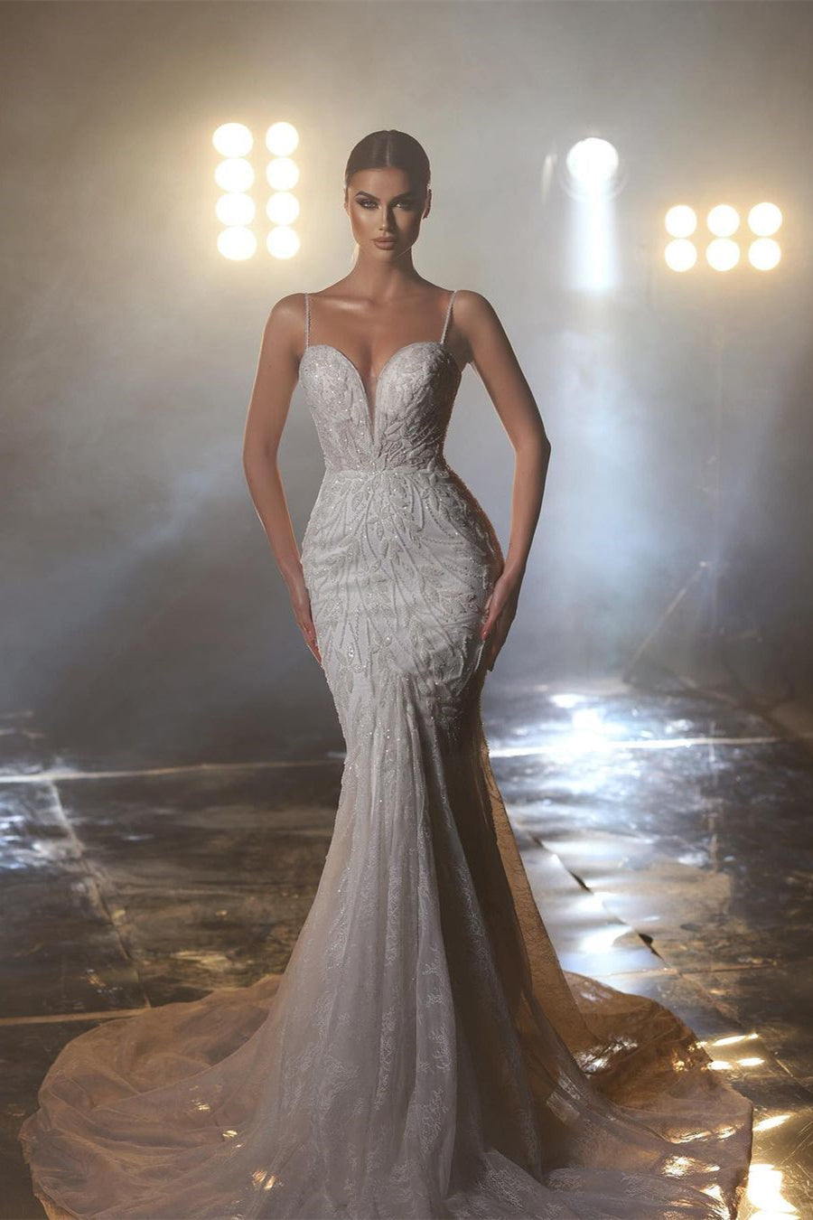 Vestido de novia de diseño con escote en V, tirantes finos y corte sirena con encaje