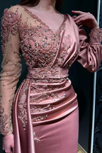 Vestido de noche largo de diseñador con encaje y cuentas rosas y mangas largas
