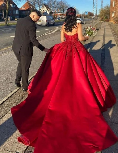 Vestido de novia largo de princesa con encaje y tirantes finos en color rojo de diseñador