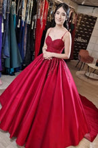Vestido de novia largo de princesa con encaje y tirantes finos en color rojo de diseñador