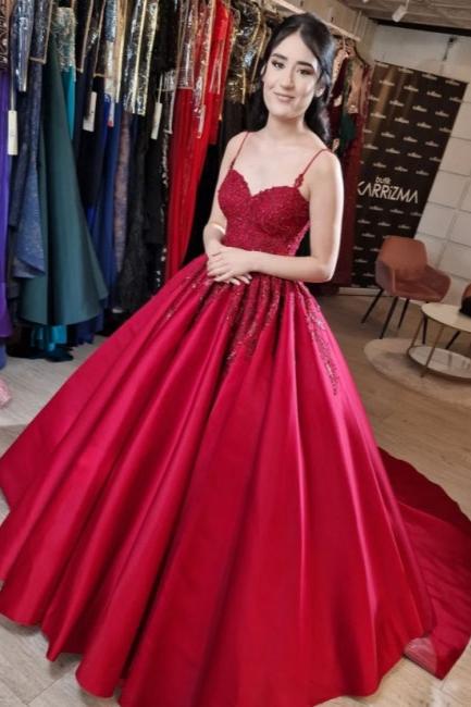 Vestido de novia largo de princesa con encaje y tirantes finos en color rojo de diseñador
