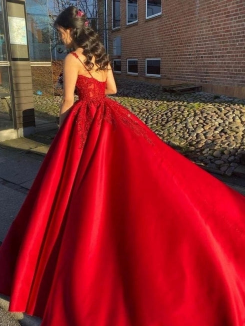Vestido de novia largo de princesa con encaje y tirantes finos en color rojo de diseñador