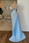 Vestido de fiesta largo de diseñador en azul cielo con un solo hombro, lentejuelas y encaje