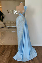 Vestido de fiesta largo de diseñador en azul cielo con un solo hombro, lentejuelas y encaje