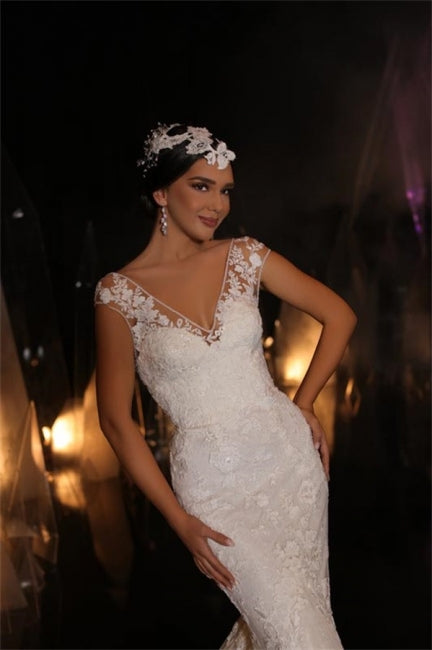 Vestidos de novia de diseñador con escote en V largo, corte sirena, apliques de encaje y sin mangas