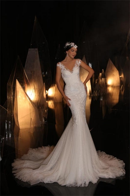 Vestidos de novia de diseñador con escote en V largo, corte sirena, apliques de encaje y sin mangas