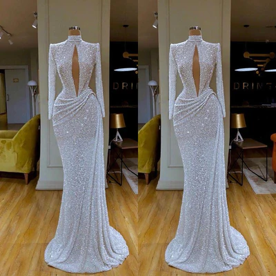 Vestido de fiesta largo blanco de diseñador con cuello alto, mangas largas y lentejuelas estilo sirena