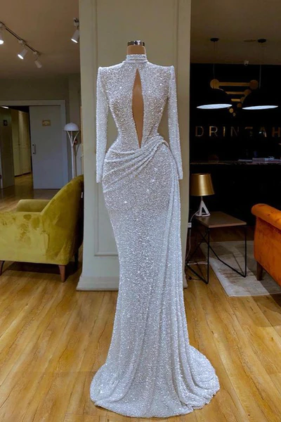 Vestido de fiesta largo blanco de diseñador con cuello alto, mangas largas y lentejuelas estilo sirena