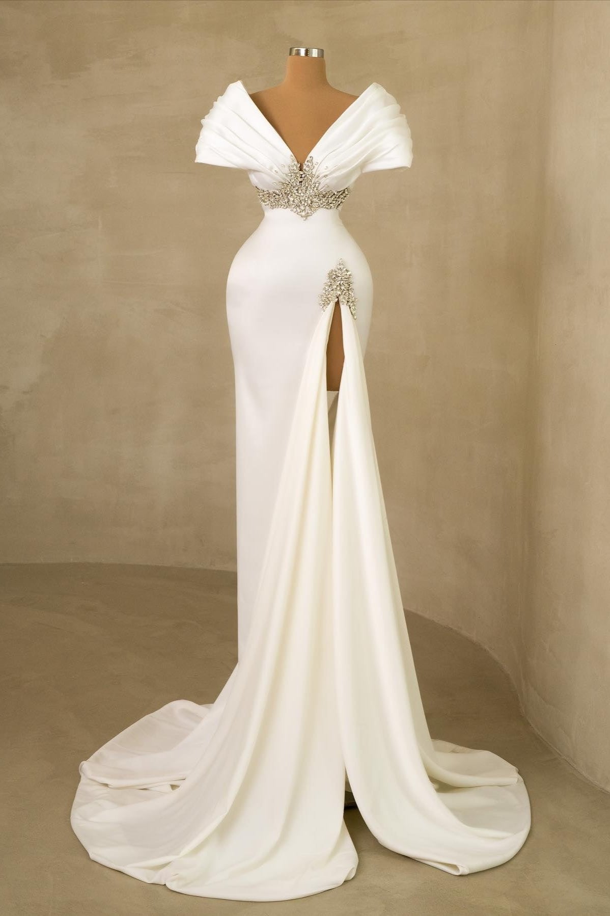 Vestido de novia largo blanco de sirena con hombros descubiertos y pedrería, de diseñador, con abertura