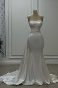 Vestido de novia de diseño sirena de satén sin tirantes, sin mangas, color marfil, con cuentas