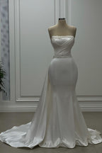 Vestido de novia de diseño sirena de satén sin tirantes, sin mangas, color marfil, con cuentas