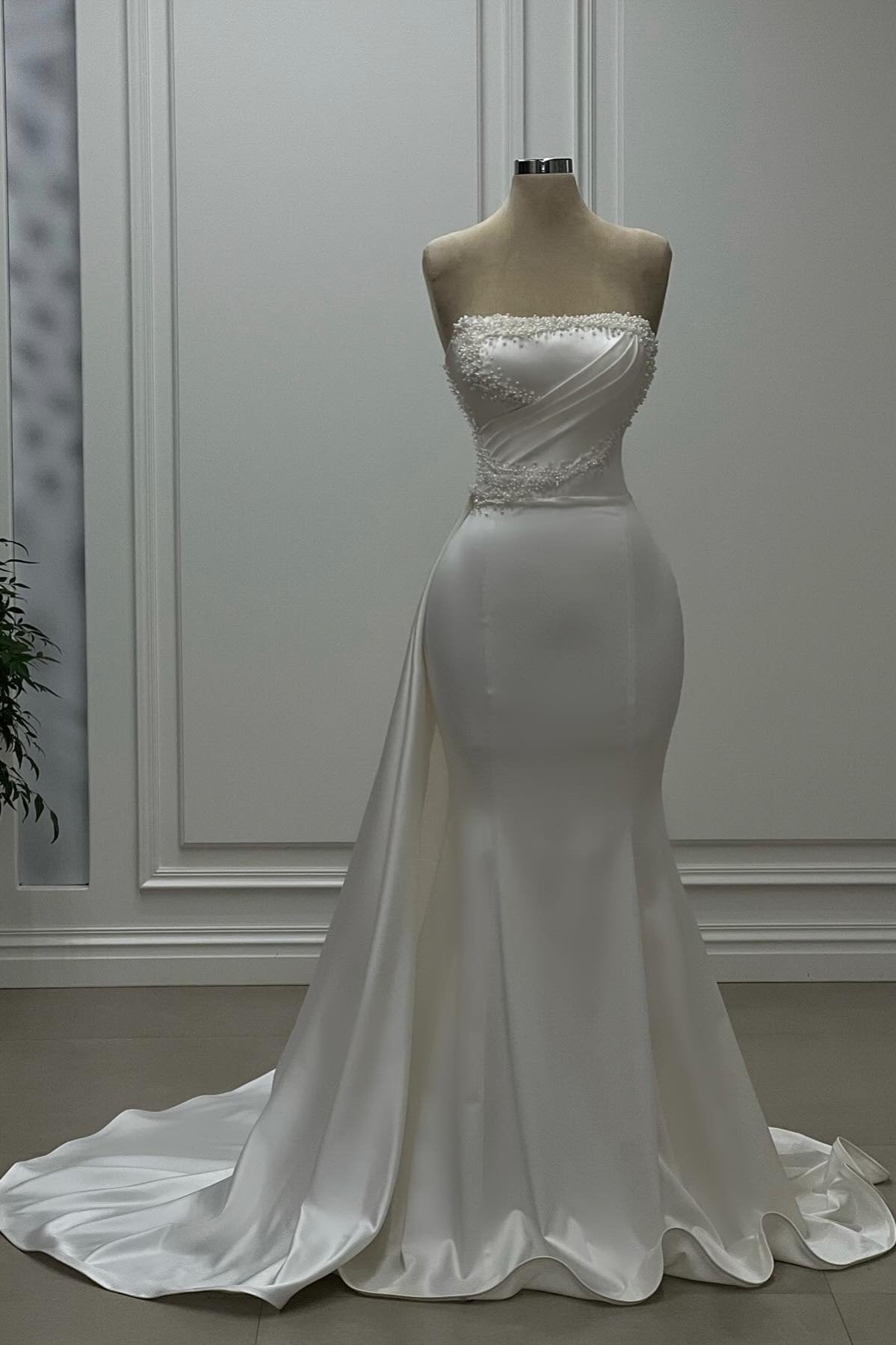 Vestido de novia de diseño sirena de satén sin tirantes, sin mangas, color marfil, con cuentas