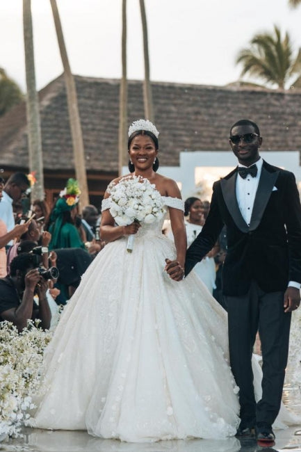 Vestidos de novia de diseño estilo princesa, corte A, hombros descubiertos y encaje