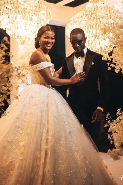 Vestidos de novia de diseño estilo princesa, corte A, hombros descubiertos y encaje