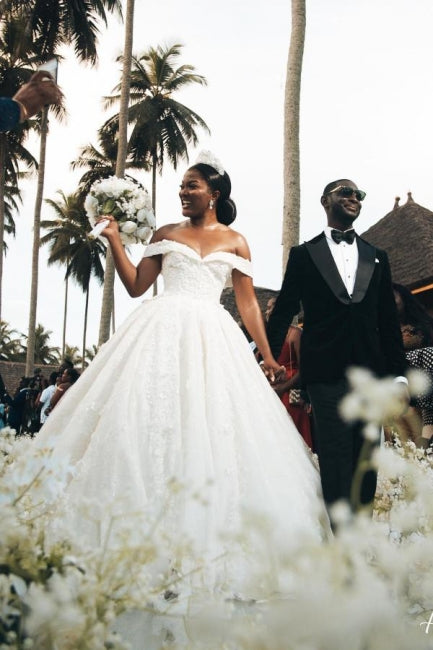 Vestidos de novia de diseño estilo princesa, corte A, hombros descubiertos y encaje