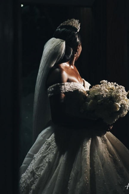 Vestidos de novia de diseño estilo princesa, corte A, hombros descubiertos y encaje