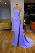 Vestido de fiesta morado de diseñador, sin mangas, con cuentas y un hombro al descubierto, con abertura