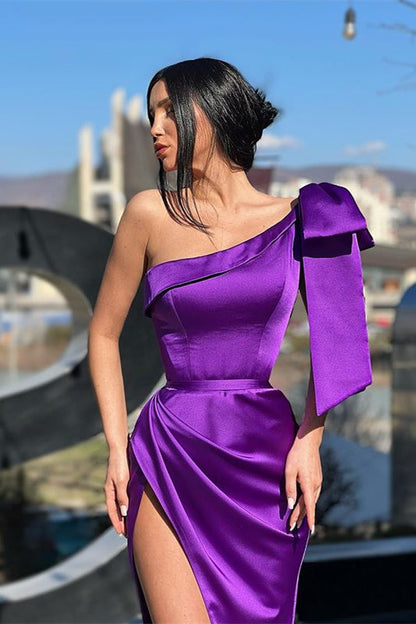 Vestido de fiesta largo morado de diseñador con un hombro al descubierto y abertura