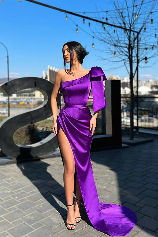 Vestido de fiesta largo morado de diseñador con un hombro al descubierto y abertura