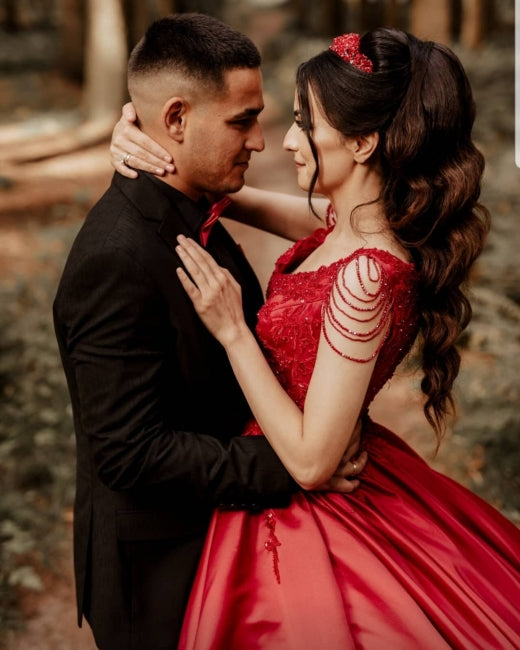 Vestidos de novia de diseñador en rojo, corte A, sin mangas y con encaje