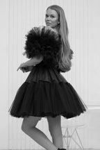 Vestidos de fiesta cortos de diseñador en negro con hombros descubiertos, de tul y purpurina