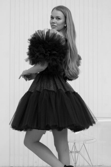 Vestidos de fiesta cortos de diseñador en negro con hombros descubiertos, de tul y purpurina