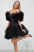 Vestidos de fiesta cortos de diseñador en negro con hombros descubiertos, de tul y purpurina