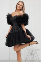 Vestidos de fiesta cortos de diseñador en negro con hombros descubiertos, de tul y purpurina
