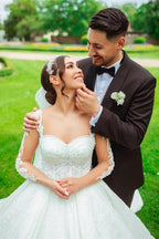 Vestidos de novia largos de satén blanco con escote corazón y mangas largas