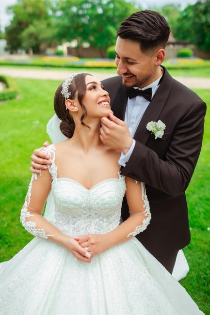 Vestidos de novia largos de satén blanco con escote corazón y mangas largas