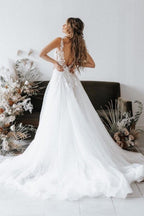 Vestidos de novia de diseño bohemios con escote en V, corte A, espalda descubierta y encaje