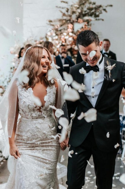 Vestidos de novia de sirena sin mangas con escote en V y encaje de diseñador