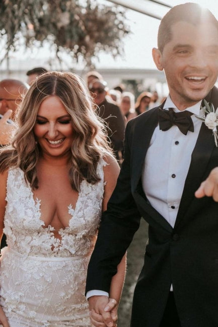 Vestidos de novia de sirena sin mangas con escote en V y encaje de diseñador
