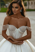 Vestido de novia blanco de diseñador con corte en A, hombros descubiertos y perlas