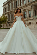 Vestido de novia blanco de diseñador con corte en A, hombros descubiertos y perlas