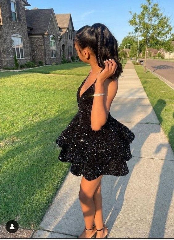 Sexy schwarze funkelnde kurze Cocktailkleider mit offenem Rücken und gestuften Pailletten, Abschlusskleid für Partys und Abende, schwarzes Homecoming-Kleid Y1504