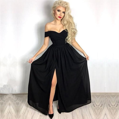 Elegantes, schulterfreies Ballkleid in Mitternachtsschwarz mit Schlitz vorn und Rüschen