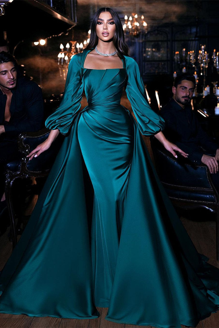 Elegante vestido de novia verde con escote cuadrado, manga larga, corte columna, largo hasta el suelo y cola