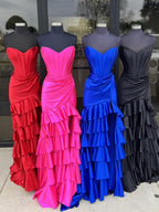 Diya | Vestido de fiesta largo de satén con volantes y escote sirena, sin tirantes y abertura