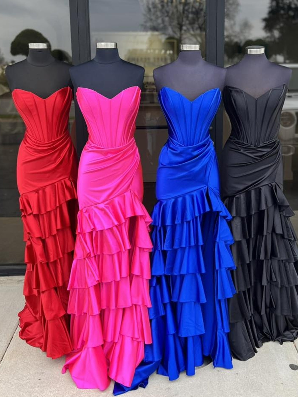 Diya | Vestido de fiesta largo de satén con volantes y escote sirena, sin tirantes y abertura