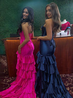 Diya | Vestido de fiesta largo de satén con volantes y escote sirena, sin tirantes y abertura