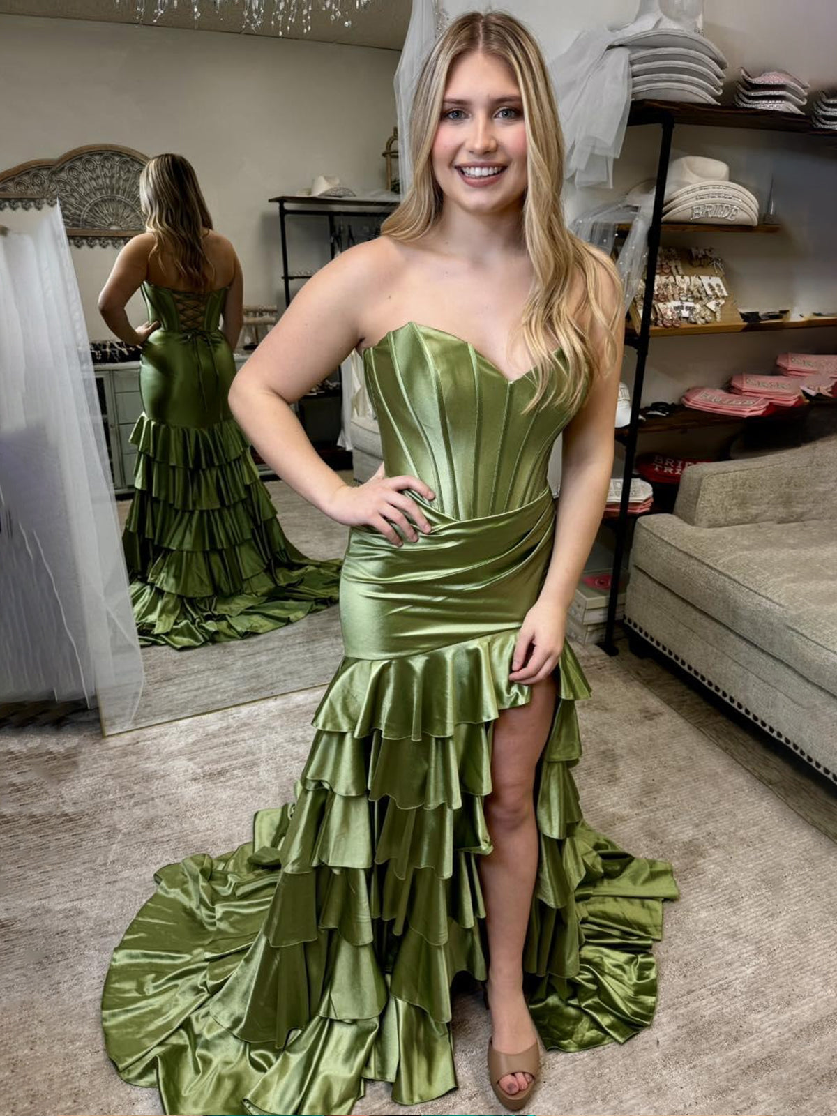 Diya | Vestido de fiesta largo de satén con volantes y escote sirena, sin tirantes y abertura