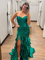 Diya | Vestido de fiesta largo de satén con volantes y escote sirena, sin tirantes y abertura