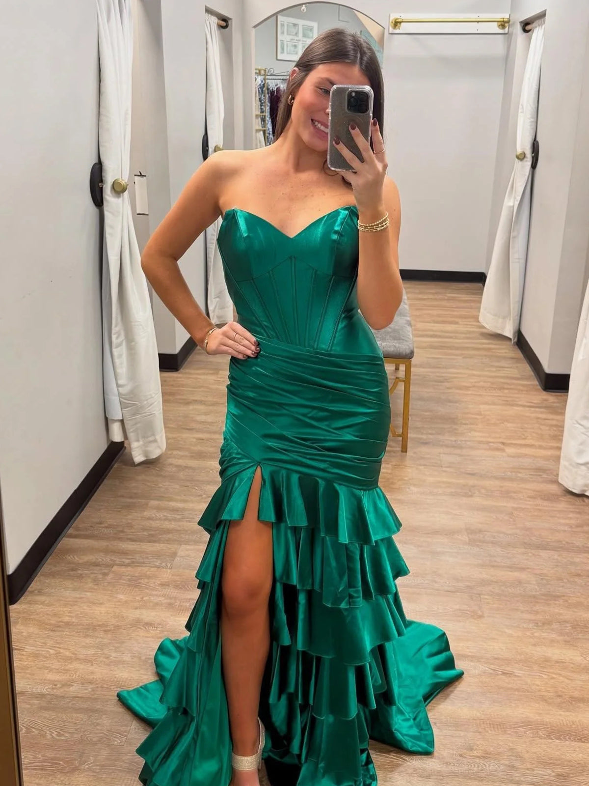 Diya | Vestido de fiesta largo de satén con volantes y escote sirena, sin tirantes y abertura