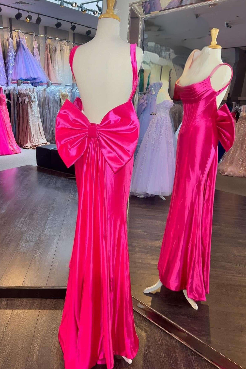 Dolores | Vestido formal de sirena de satén con tirantes fucsia y lazo