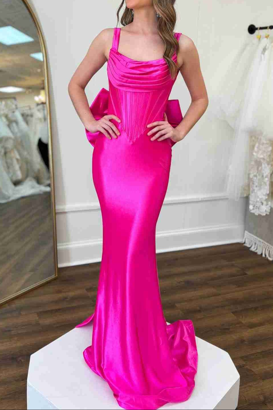 Dolores | Vestido formal de sirena de satén con tirantes fucsia y lazo