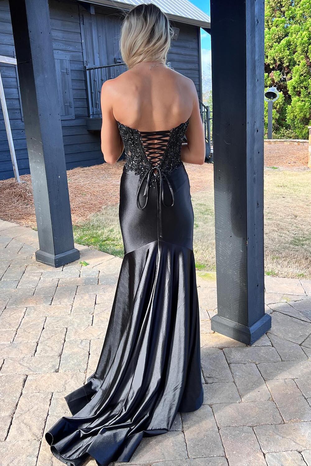 Donya | Vestido de fiesta de satén negro con escote corazón y encaje de sirena con abertura